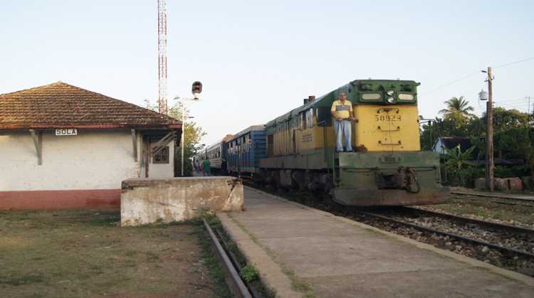 Estación de trenes de Sola. Paradero cuyo andén y edificio se inauguraron el 11 de noviembre de 1921. La imagen nos muestra una estampa cotidiana la llegada del “31” , formación ferroviaria con origen en la Ciudad de Santa Clara y destino Nuevitas. 