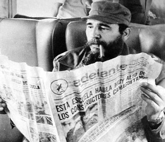 Fidel leyendo el periódico Adelante. Foto: Cubadebate