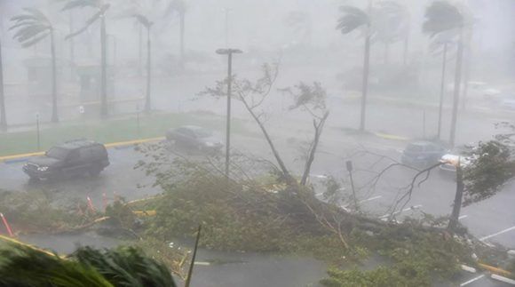 Vuelan techos, se rompen ventanas y hay casi 900 mil personas sin suministro eléctrico, reportan los medios de prensa. Foto: TN./Foto: Cubadebate