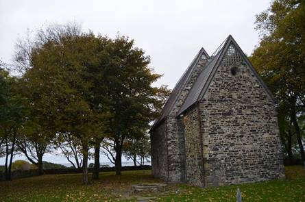 La actual iglesia de Sola, se edificó sobre las ruinas de otra iglesia de piedra anterior, del Románico que se fecha en el año 1120.La iglesia de piedra substituyó probablemente a una iglesia de madera más vieja en el área. Esta iglesia de madera era posiblemente la que Erling Skjalgsson había construido cuando se convirtió al cristianismo a finales del siglo X.