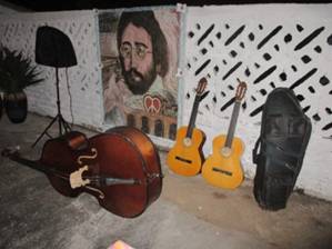 Área del escenario al fondo la obra: “John Lennon, muros y puentes de Osvaldo Armas y la colaboración de Haydeè Tejas.