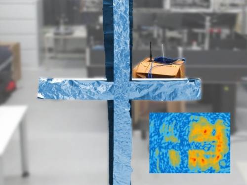Como se ve en el recuadro, se puede captar una cruz hecha de papel de aluminio situada entre el observador y el rúter WLAN, a partir del holograma obtenido./Foto: noticiasdelaciencia