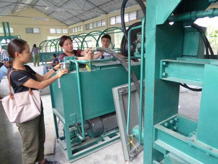  Especialistas chinos ponen a punto el equipamiento tecnológico./Foto: Granma