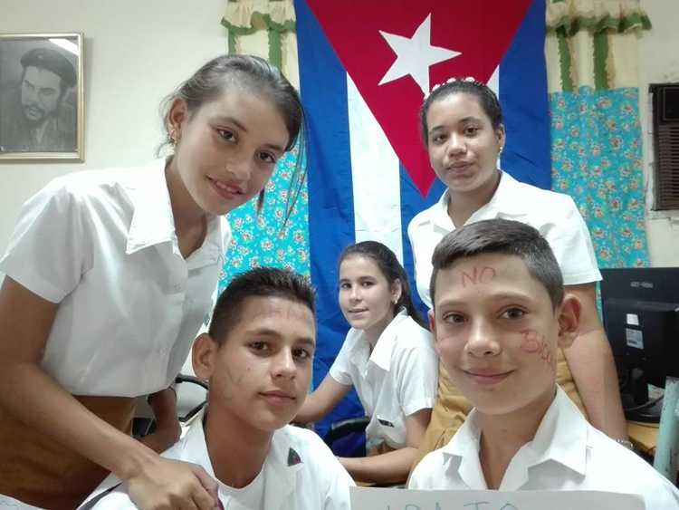 Jóvenes en avispero contra el bloqueo./Foto Autora