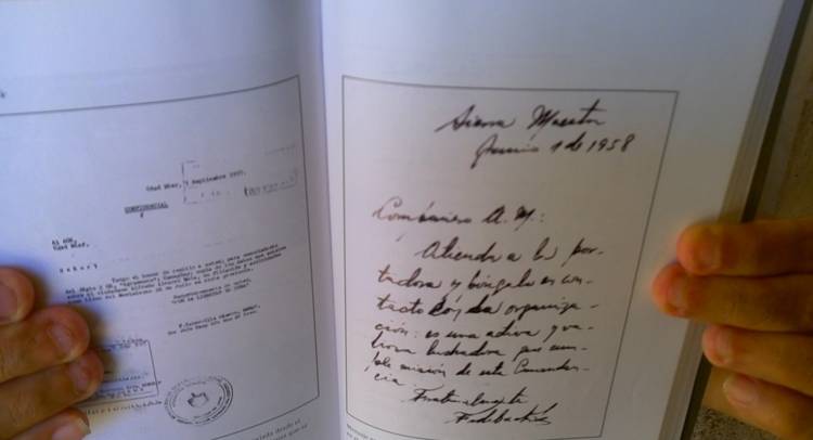 Mostrando mensaje manuscrito enviado por Fidel a Alfredo Álvarez Mola el 1 de junio de 1958 en el que indica atender a Lidia Doce, emisaria de la Comandancia. 