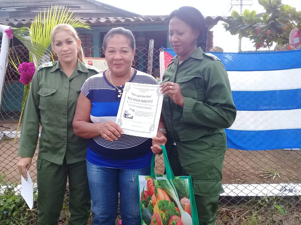 Entrega de reconocimientos a los cederistas más destacados.