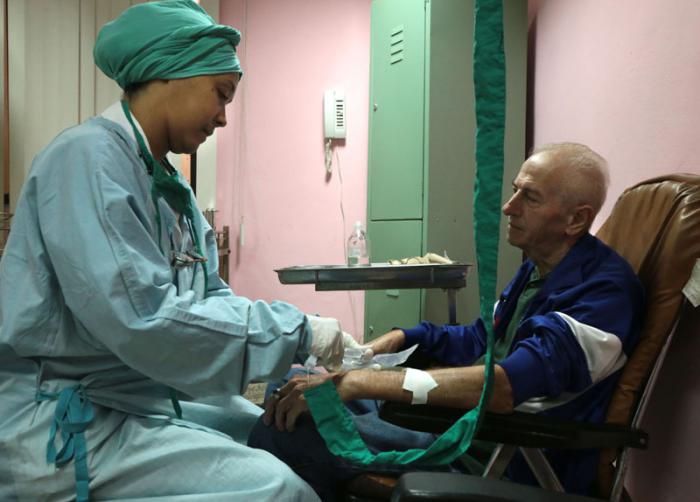 El esfuerzo del personal médico es la clave del éxito de la salud en Cuba, a pesar de las limitaciones que impone el bloqueo./Foto: Granma