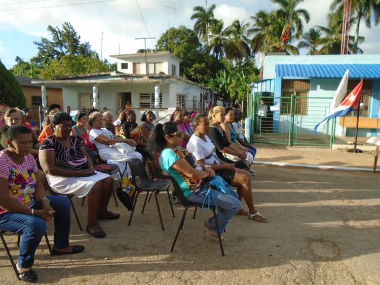 Féminas en acto municipal.