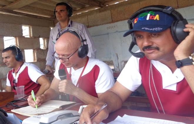 Equipo de transmisión: Yunier Soler Castellanos (Periodista de pie). Sentado de izquierda a derecha Marcos Baños Pérez (Realizador de Sonido), Arcilio Raynel Peláez (Escritor, Director de programas y Narrador) y Fernando Montero (Locutor).