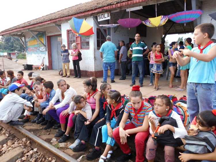 Niños del vecino poblado de La Gloria que nunca han viajado por ferrocarril esperan la llegada del tren en la Estación de Sola para su primer paseo durante la actividad cultural “Estación 31”. Noviembre 2013