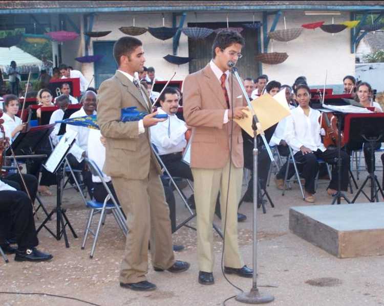 El Concierto de la Orquesta Sinfónica de Camagüey en la Estación de Trenes de Sola(detrás), confirma que la cultura –como fue en el pasado- sigue viniendo por este lugar. 