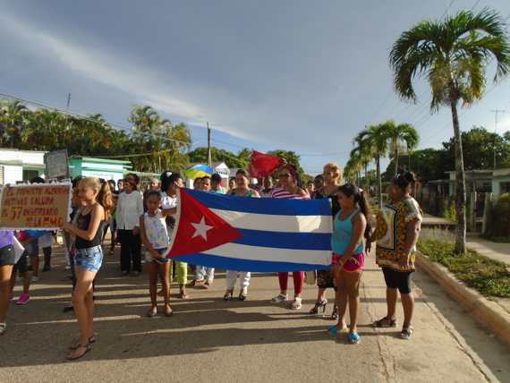 Marcha de féminas cubiteñas en saludo al aniversario de la FMC.