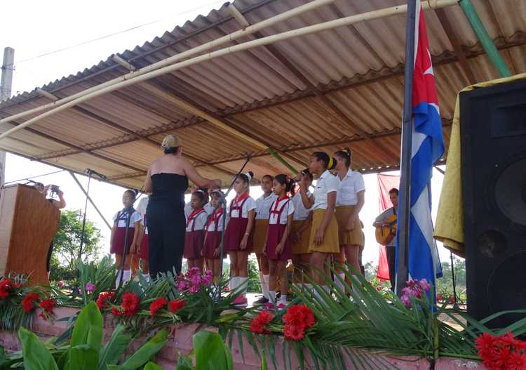 Participación de los pioneros en acto político cultural.