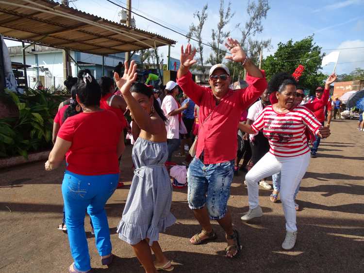 Pueblo festejando su día.