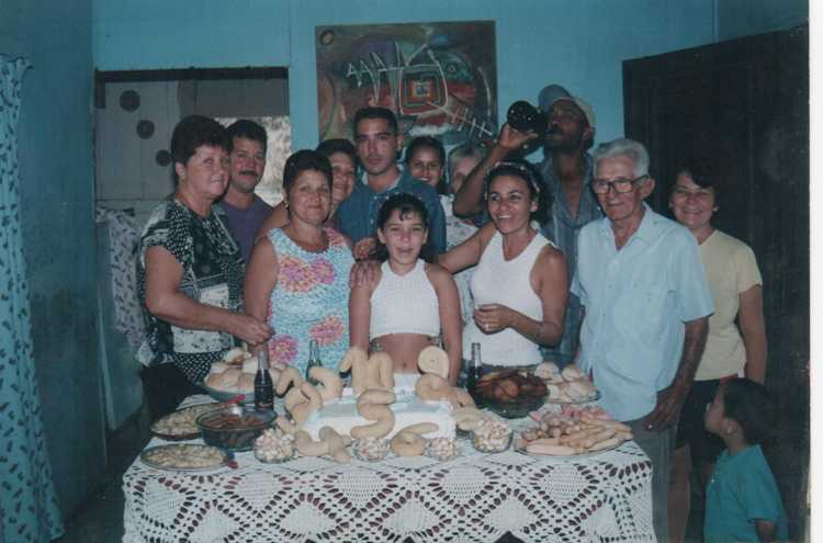 “Santo” Rivero al extremo derecho de la foto entre dos de sus hijas (Virgen y Nuria) en el cumpleaños de su nieta Sandrita.