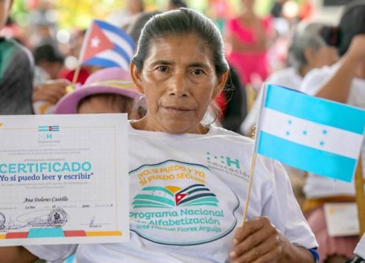 Nueva región en Honduras libre de analfabetismo con apoyo de Cuba