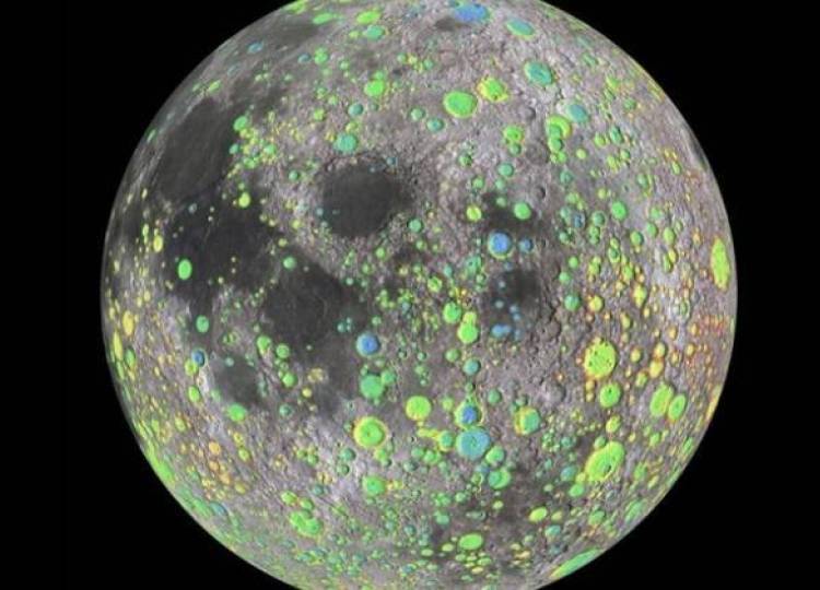 Descubren en cráteres de la Luna un 