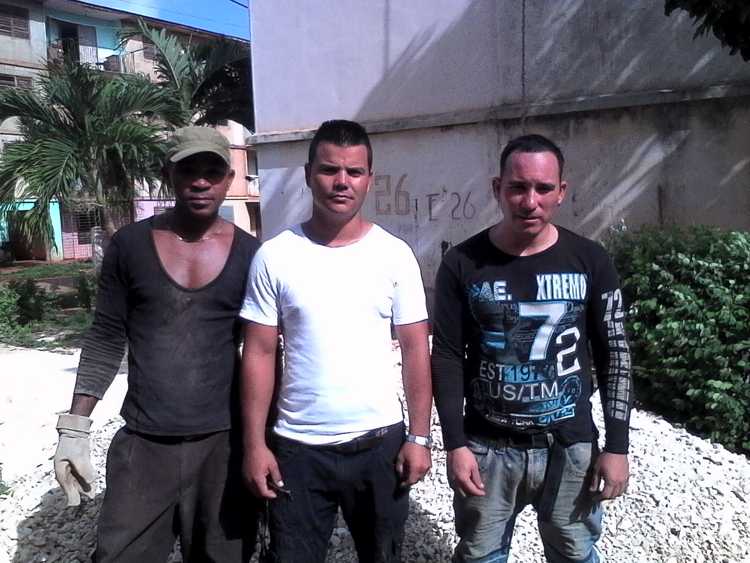 De izquierda a derecha, José Ángel García, Iroel Morgado y Reinier Sánchez, trabajadores a pie de obra.