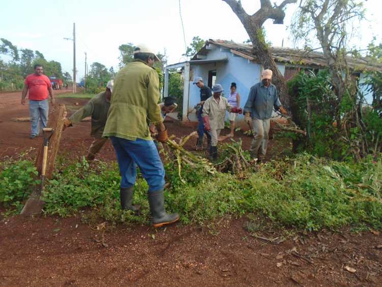 Sector de comunales en tarea de saneamiento junto al pueb/loFoto: Autora.