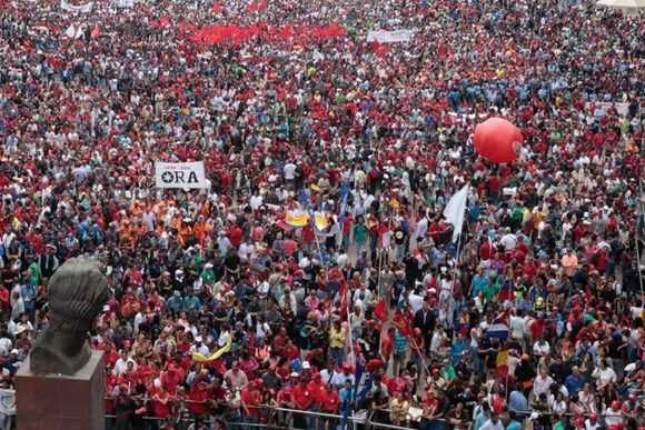El pueblo acudió a la sede del Consejo Nacional Electoral para apoyar a Maduro./Foto: Cubadebate