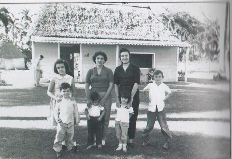 Vivienda familiar en las estribaciones de la Sierra de Cubitas. En primer plano , al centro , Eneida (esposa) con su pequeño Alfredito. Al fondo, Álvarez Mola, y a la derecha, sentada, su hija Ivonne.